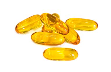 Beyaz arkaplanda balık yağı kapsülleri izole