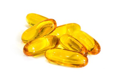 Beyaz arkaplanda balık yağı kapsülleri izole