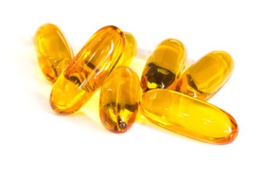 Beyaz arkaplanda balık yağı kapsülleri izole