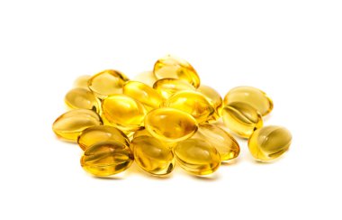 Beyaz arkaplanda balık yağı kapsülleri izole