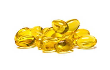 Beyaz arkaplanda balık yağı kapsülleri izole