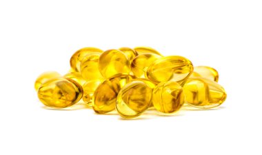 Beyaz arkaplanda balık yağı kapsülleri izole