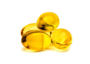 Beyaz arkaplanda balık yağı kapsülleri izole