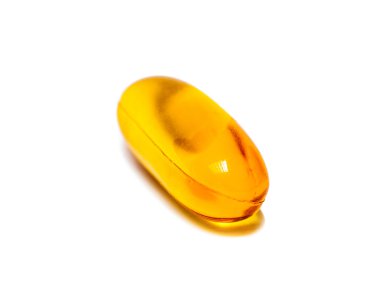 balık yağı kapsülü beyaz arkaplanda izole