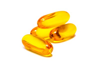 Beyaz arkaplanda balık yağı kapsülleri izole