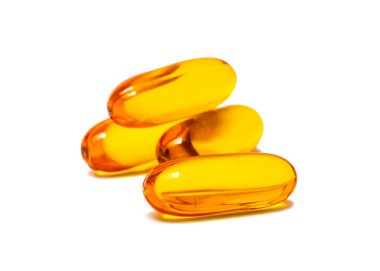 Beyaz arkaplanda balık yağı kapsülleri izole