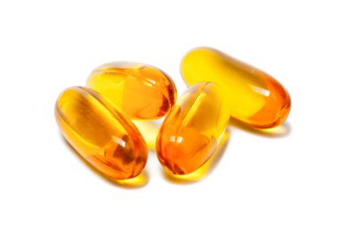 Beyaz arkaplanda balık yağı kapsülleri izole