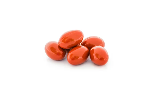 Beyaz arka plan üzerinde izole kırmızı vitamini kapsülleri — Stok fotoğraf