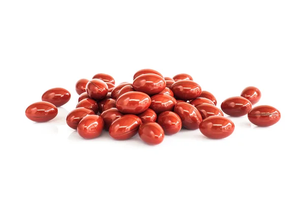 Cápsulas de vitaminas rojas aisladas sobre fondo blanco —  Fotos de Stock