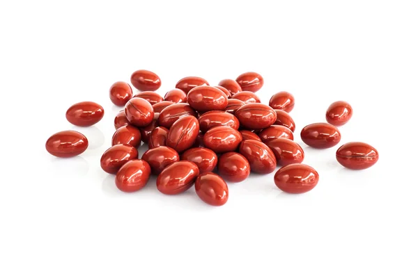 Červený vitaminu kapsle izolovaných na bílém pozadí — Stock fotografie