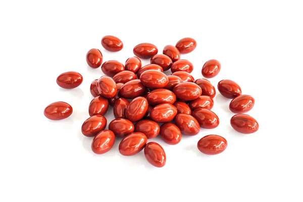 Cápsulas de vitaminas rojas aisladas sobre fondo blanco — Foto de Stock