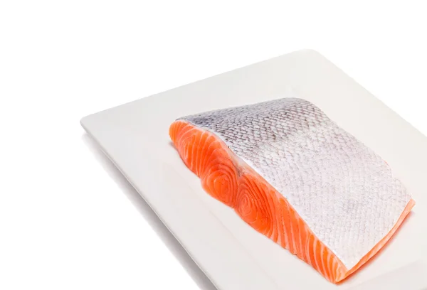 Pescado de salmón rebanada de carne fresca aislada sobre fondo blanco —  Fotos de Stock