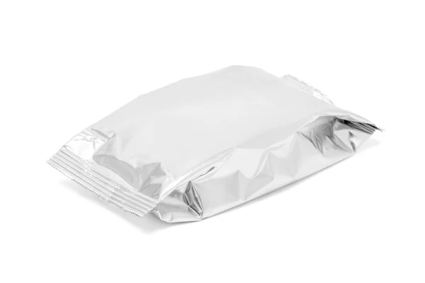 白い背景に分離された空白包装箔おやつポーチ — ストック写真
