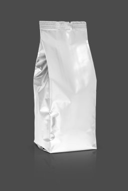 gri arka plan üzerinde izole boş ambalaj folyo kese