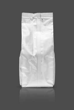 gri arka plan üzerinde izole boş ambalaj folyo kese