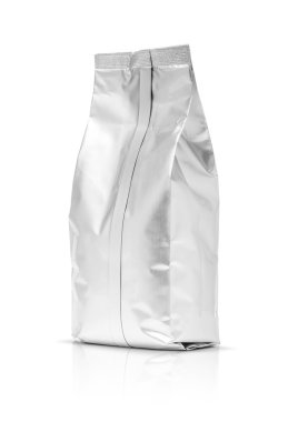 Beyaz arka plan üzerinde izole boş ambalaj folyo kese