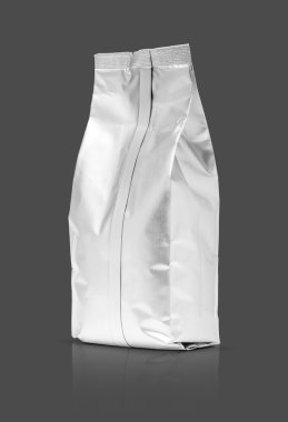 gri arka plan üzerinde izole boş ambalaj folyo kese