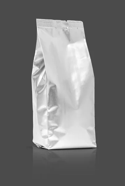 灰色の背景に分離された空白包装フォイル ポーチ — ストック写真
