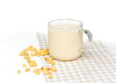 Soya sütü beyaz arka plan üzerinde izole soya fasulyesi ile
