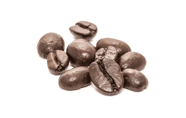 Кофе бобы изолированы на белом фоне — стоковое фото