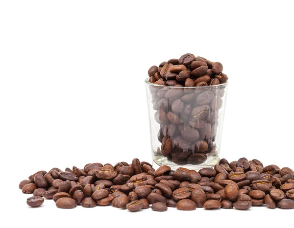Koffie bonen in glas schot geïsoleerd op witte achtergrond — Stockfoto