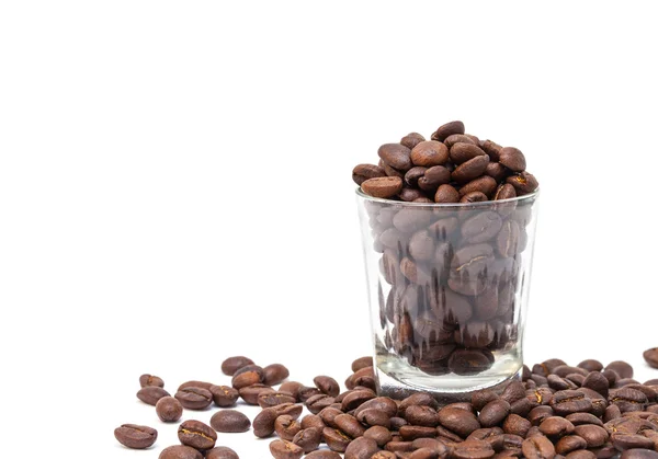 Kaffebönor i glas sköt isolerade på vit bakgrund — Stockfoto