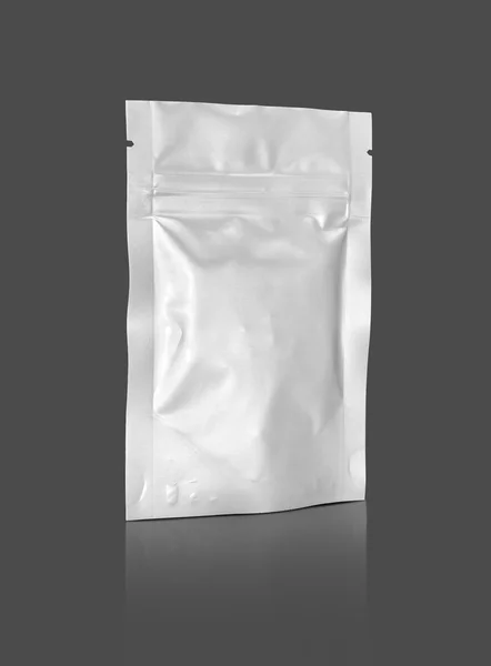 Saco de zíper de folha de embalagem em branco isolado no fundo cinza — Fotografia de Stock