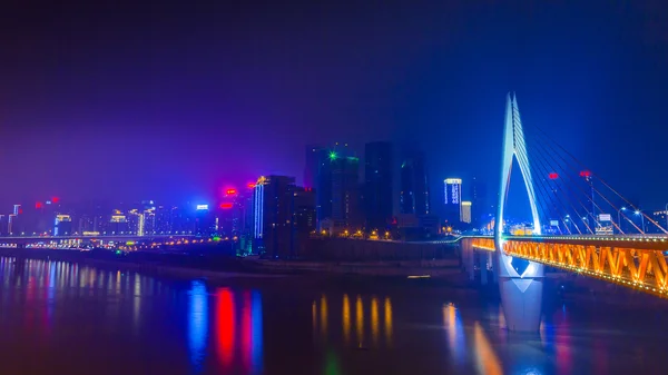 El puente del horizonte sobre el río Jialing Monumento de Chongqing —  Fotos de Stock