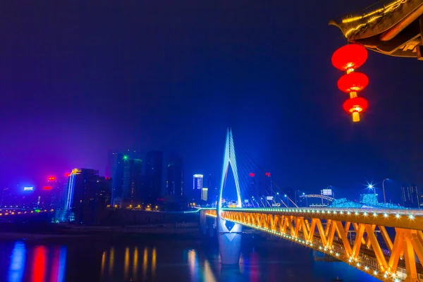 El puente del horizonte sobre el río Jialing Monumento de Chongqing —  Fotos de Stock