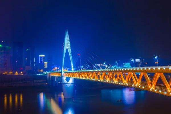 El puente del horizonte sobre el río Jialing Monumento de Chongqing — Foto de Stock