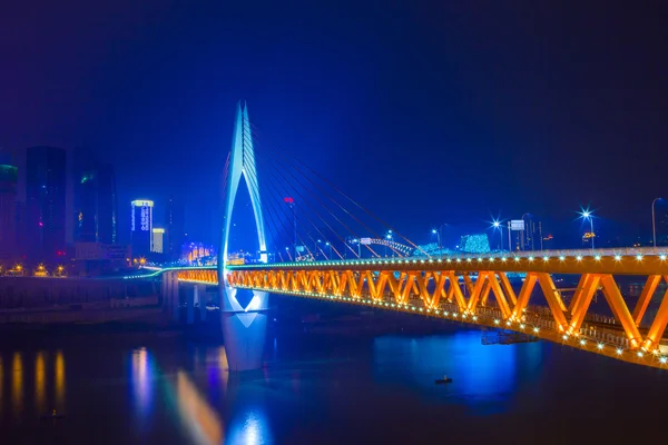 Le pont d'horizon sur la rivière Jialing Point de repère de Chongqing — Photo