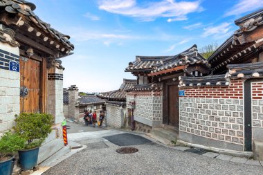 Bukchon Hanok Köyü, Seul, Güney Kore, 2023 Temmuz, 2-Turist geleneksel Kore Hanok caddesi boyunca ünlü bir kültür simgesi olan