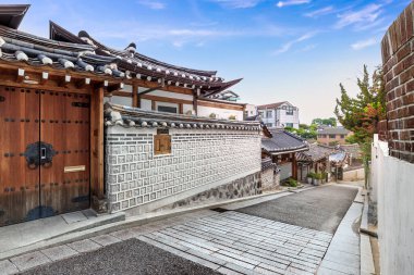 Bukchon Hanok Köyü, Seul, Güney Kore, 2023, 2 geleneksel tahta kapı ve Hanok evinin ön cephesi Güney Kore 'nin ünlü kültürel seyahat simgesi.