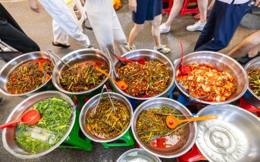 Seul, Güney Kore, 8 Temmuz 2025 'te çeşitli kimchi çeşitleri ve turşulu sebzelerle dolu paslanmaz çelik kaseler Kore' nin geleneksel gıda pazarında satışa sunuldu.