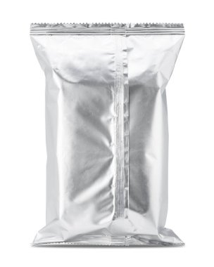 Boş gümüş folyo ambalaj çantası modeli ürün tasarımı için beyaz bir arkaplanda izole edildi