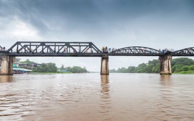 Yağmur, Kwai Nehri, Kanchanaburi, Tayland tarihinin Dünya Savaşı bir demiryolu Köprüsü