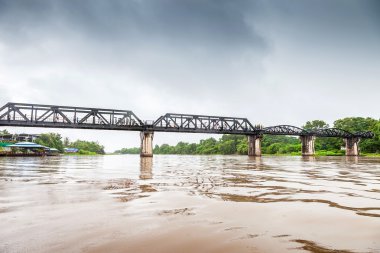 Yağmur, Kwai Nehri, Kanchanaburi, Tayland tarihinin Dünya Savaşı bir demiryolu Köprüsü