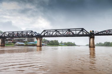 Yağmur, Kwai Nehri, Kanchanaburi, Tayland tarihinin Dünya Savaşı bir demiryolu Köprüsü
