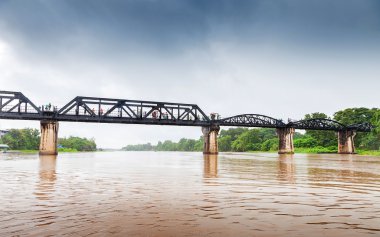 Yağmur, Kwai Nehri, Kanchanaburi, Tayland tarihinin Dünya Savaşı bir demiryolu Köprüsü
