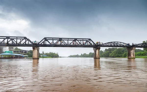 Most kolejowy wojny światowej historii w deszczu, River Kwai, Kanchanaburi, Tajlandia — Zdjęcie stockowe
