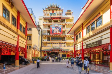 Bangkok, Tayland - 11 Ocak 2026 Çin Mahallesi 'nde tarihi bir Çin Budist tapınağı olan Wat Mangkon Kamalawat' ın modern okul kanadı ve avlusunda ziyaretçiler yürüyor.