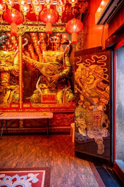 Bangkok, Tayland - 2026 Ocak, 11: Çin usulü Bodhisattva heykelleri ve Wat Mangkon Kamalawat 'ta ruhani bir tören sırasında süslü kırmızı iç dekorasyon