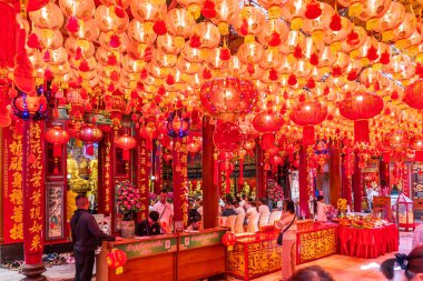 Bangkok, Tayland - 11 Ocak 2026 Wat Mangkon Kamalawat 'ın içi kırmızı Çin fenerleriyle süslenmiş insanlar dua ederken ve zodyak tabanlı ayinler yaparken