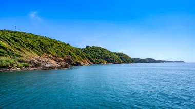 Koh Samed adasının bereketli tropikal kıyı şeridinin panoramik manzarası turkuvaz suları ve berrak mavi gökyüzü, Rayong, Tayland