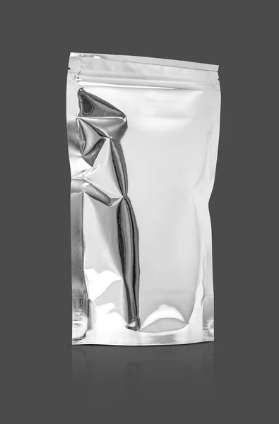 Bolsa de folha de embalagem em branco isolado no fundo cinza com caminho de recorte — Fotografia de Stock