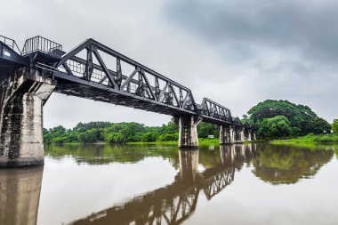 Demiryolu Köprüsü yağmur bulutu, Kwai Nehri, Kanchanaburi, Tayland