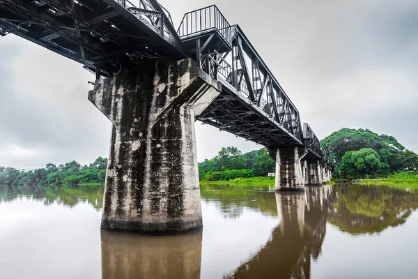 Demiryolu Köprüsü yağmur bulutu, Kwai Nehri, Kanchanaburi, Tayland