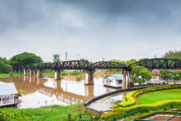 雨の雲、クウェー川、カンチャナブリ、タイの鉄道橋 — ストック写真