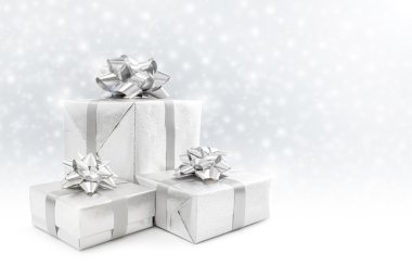 Kutlama gümüş hediye kutuları kar arka plan üzerinde