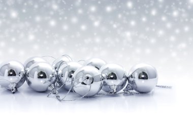 Kar arka plan üzerinde gümüş Noel topları